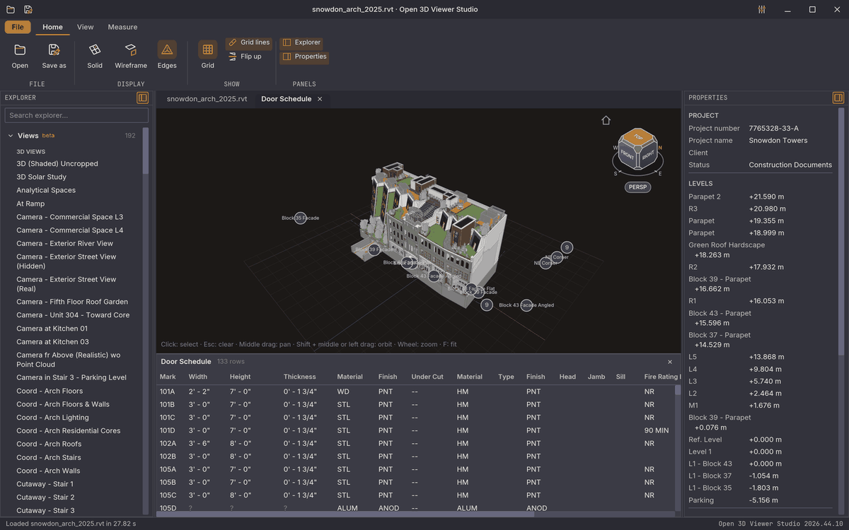 Un modelo de Revit con la tabla de planificación de puertas debajo de la vista 3D, las vistas guardadas a la izquierda y los niveles a la derecha